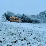 Апартаменты Little Rock Retreat Log With Hot Tub