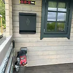 Апартаменты Little Rock Retreat Log With Hot Tub *
