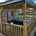Апартаменты Little Rock Retreat Log With Hot Tub *