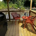 Апартаменты Little Rock Retreat Log With Hot Tub Castletown Gheoghegan