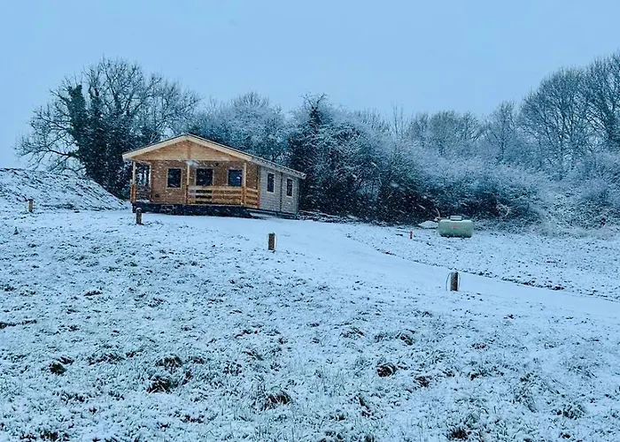 Апартаменты Little Rock Retreat Log With Hot Tub