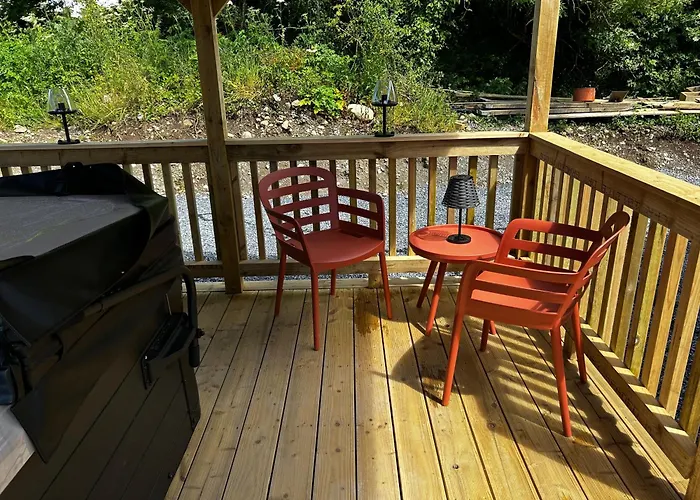 Апартаменты Little Rock Retreat Log With Hot Tub Castletown Gheoghegan