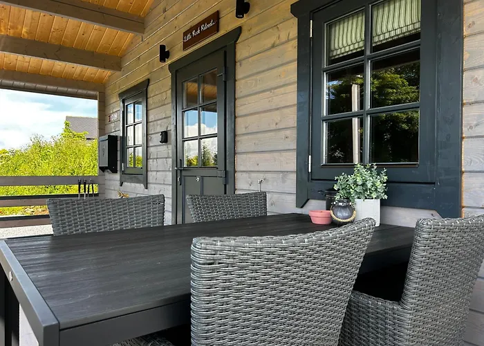 Апартаменты Little Rock Retreat Log With Hot Tub Castletown Gheoghegan